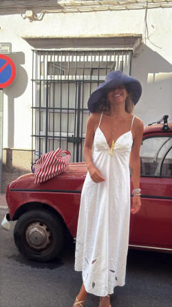 BAINICA , vestido blanco .