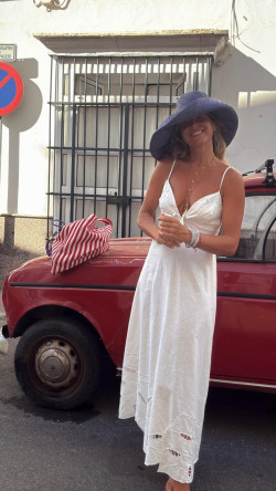 BAINICA , vestido blanco .