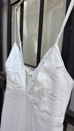 BAINICA , vestido blanco .