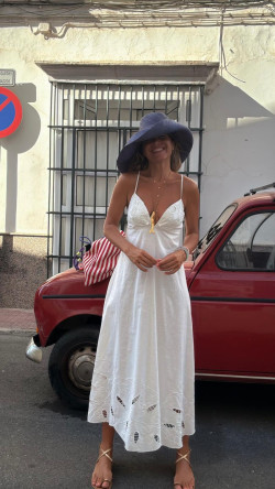 BAINICA , vestido blanco .
