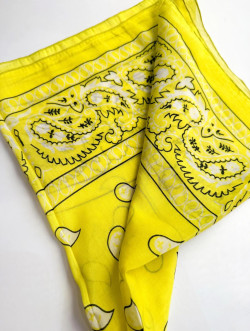 PAÑUELO AMARILLO