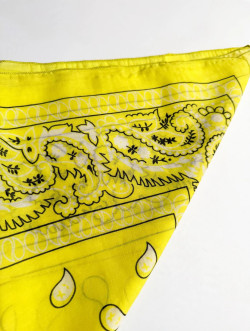 PAÑUELO AMARILLO