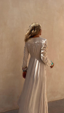 CONSUELO, vestido bordado crudo.