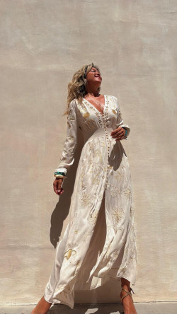 CONSUELO, vestido bordado crudo.