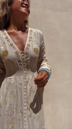 CONSUELO, vestido bordado crudo.