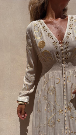 CONSUELO, vestido bordado crudo.