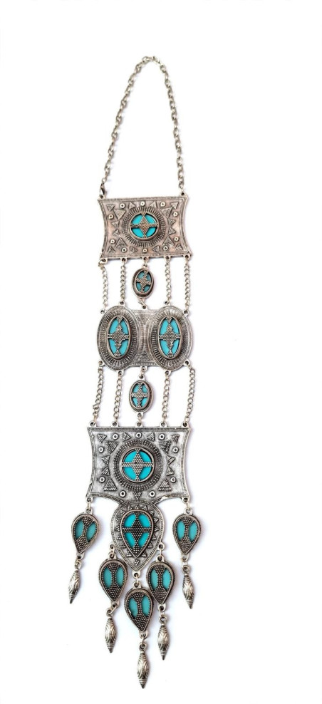 RA, collar plateado