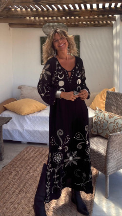 MALIQUIAN , vestido bordado negro.