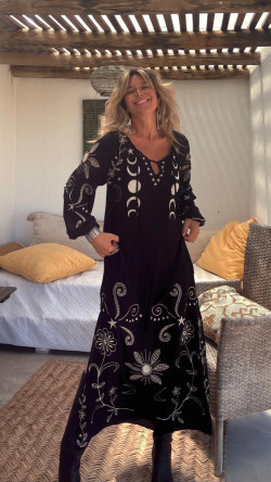 MALIQUIAN , vestido bordado negro.