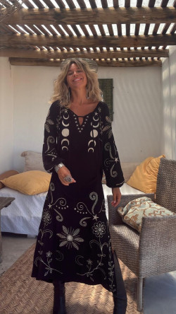 MALIQUIAN , vestido bordado negro.