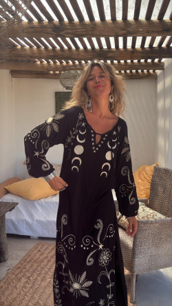 MALIQUIAN , vestido bordado negro.