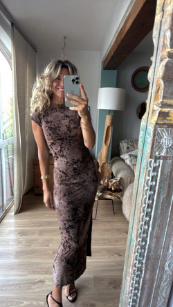 Avalon marrón, vestido elástico con relieve terciopelo. PREVENTA