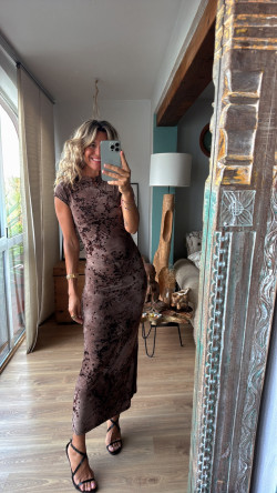 Avalon marrón, vestido elástico con relieve terciopelo. PREVENTA