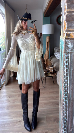 NIES, Crudo Vestido