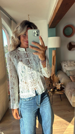 MUSE, camisa blanca