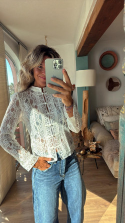 MUSE, camisa blanca
