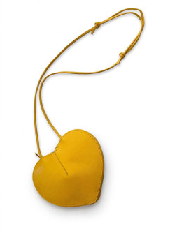 Corazon , bolso amarillo