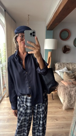 TONIA camisa satinada marino