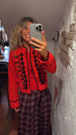 CANELA, Rojo Chaqueta
