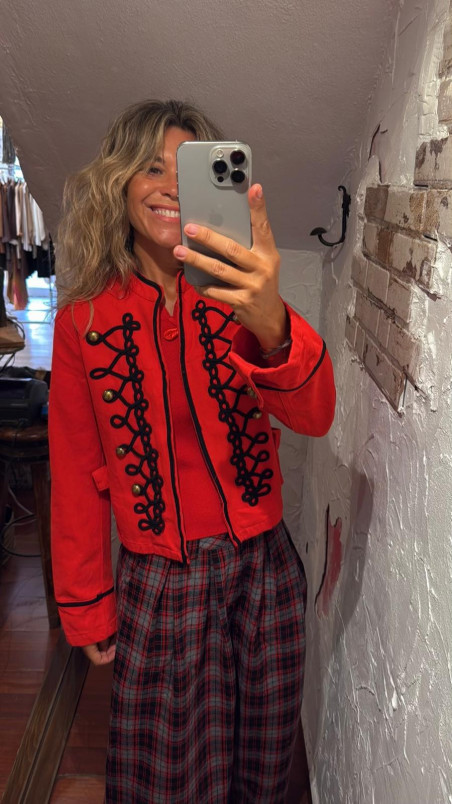 CANELA, Rojo Chaqueta