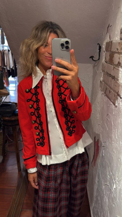 CANELA, Rojo Chaqueta